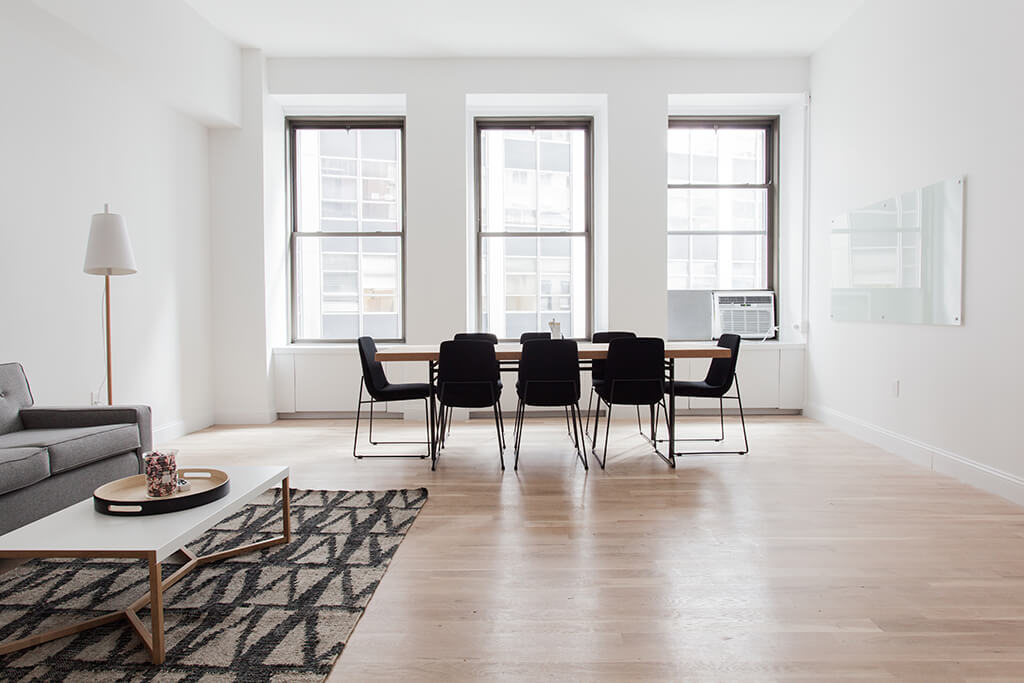 Especialista armando un mueble